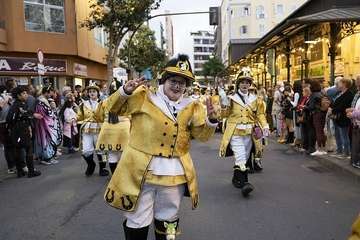  Telde disfruta con el pasacalle de los protagonistas del Carnaval de 'Studio 54'/Lpacarnaval.